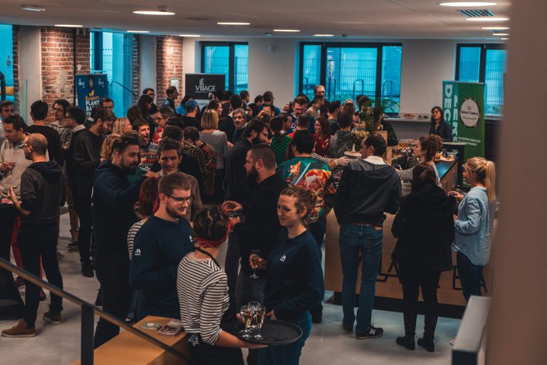 bar-du-village-cocktail-lille-espace-evenementiel Personnes debout au bar du Village by CA Nord de France pendant un cocktail