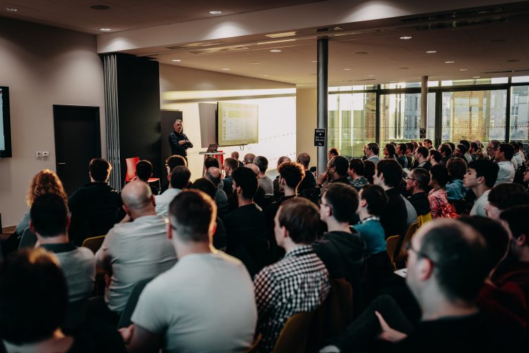 espace-vip-conference Groupe de personnes assis qui assistent à une conférence