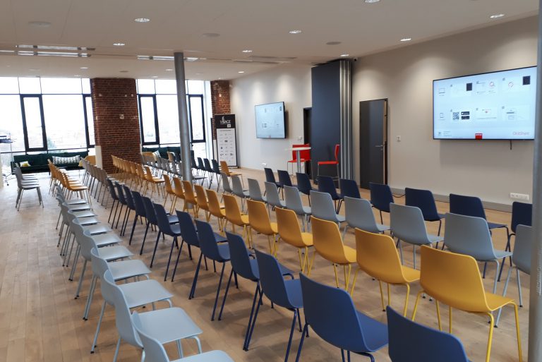 espace-vip-conference-lille Rangées de chaises vides