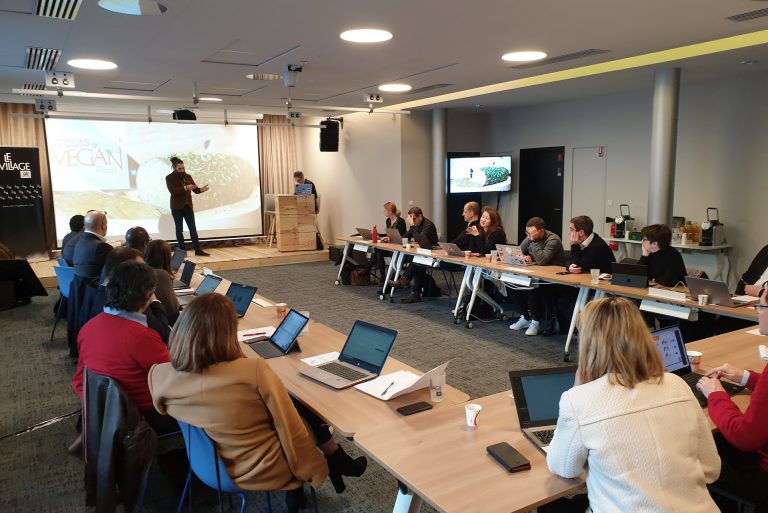 salle-de-conference-en-u-lille Groupe de personnes assis sur des tables disposées en U