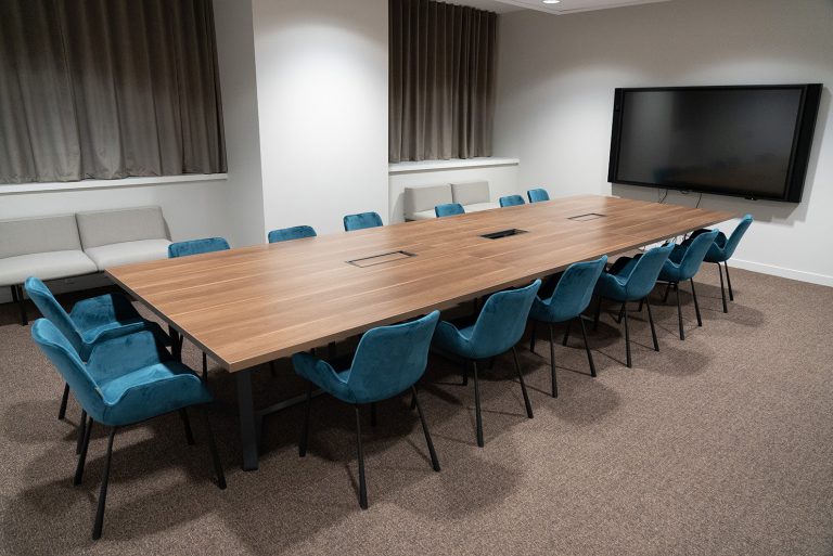 salle-de-reunion-village-by-ca-nord-de-france-hardelot-2 Salle de réunion VIP avec 14 chaises bleus autour d'une grande table en bois