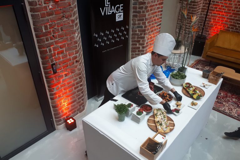 traiteur-evenement-village-by-ca-lille Traiteur en train de préparer ses plats pendant l'inauguration du Village by CA Nord de France