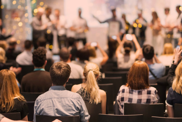 Ovation lors du pitch d'un entrepreneur