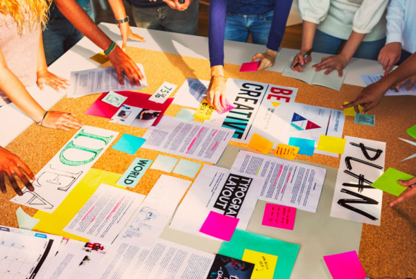 Workshop créatif sur un bureau avec des post-it