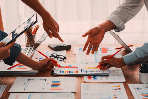 Groupe de travail en train d'analyser des graphiques pour évaluer sa maturité d'innovation